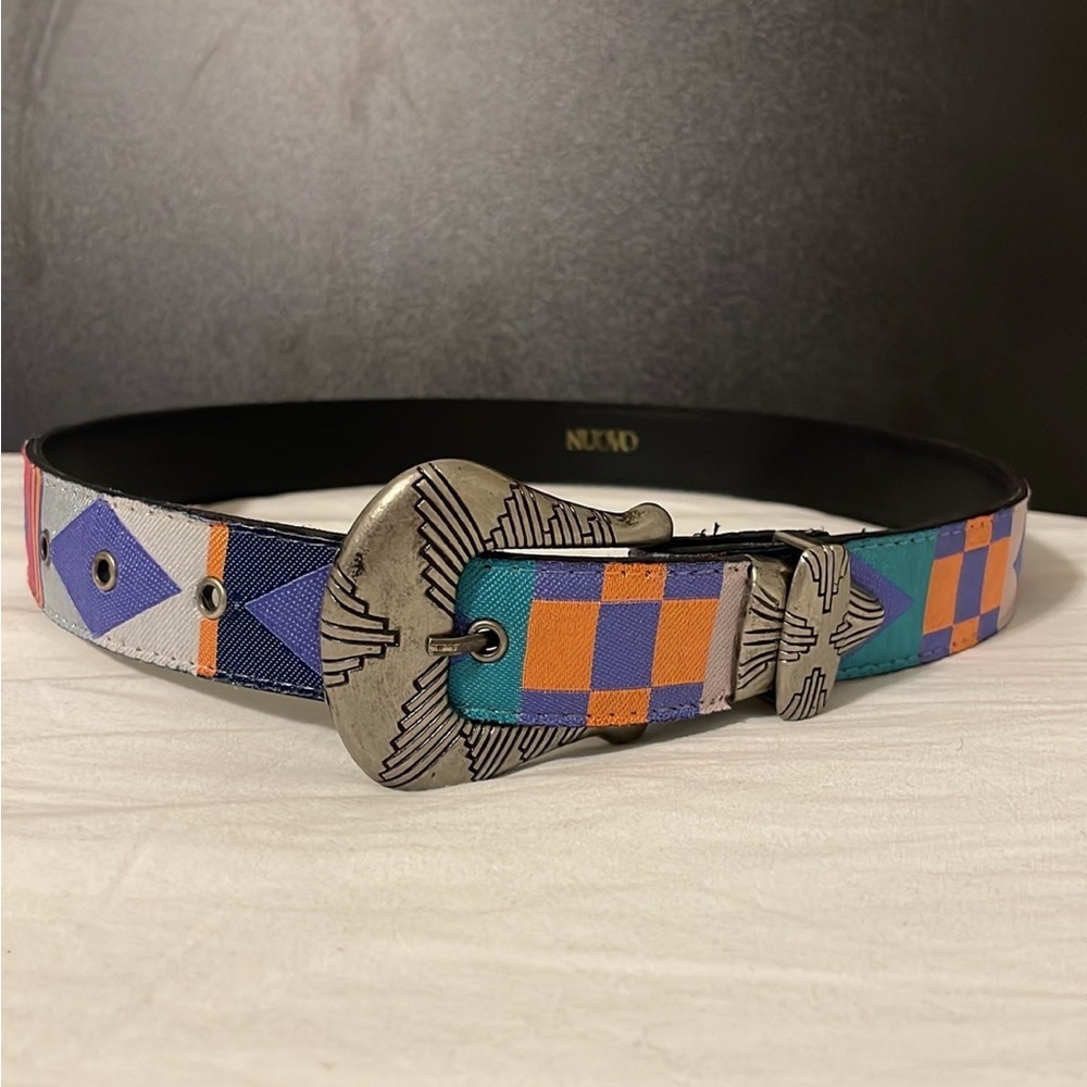 Vintage 80’s Nuovo Ladies Women’s Western tribal Belt 33” Size 5